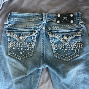 Vintage Miss Me ljusblå jeans - Säljer jätte coola äkta missme jeans då dom ej passar mig längre. Jag har sytt om dom till bootcut själv men fick inte med dom sömmar som inte var så snygga då det är max fem bilder. Skriv privat om ni vill se. Nypris ligger runt 2000-3000. Pris kan diskuteras💕