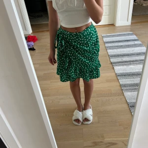 Sommarkjol  - Säljer denna fina sommar kjol från ONLY💕 Den är i storlek S och i nyskick!