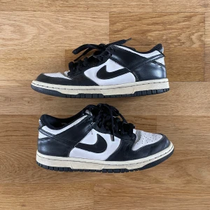 Nike Dunk lows - Välanvända Nike dunks som behöver kärlek 💌 Försökt visa skicket så bra det går på bilderna, skickar gärna fler!
