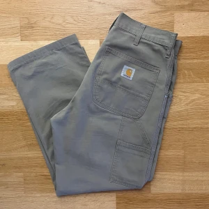 Carhartt cargos - Cargopants från Carhartt i begagnat skick 💌 Midjemått: 82 cm, innerbenslängd: 69 cm. Jag är 160 cm och har vanligtvis strl i byxor för referens. De passar även min kille som är 175 cm lång och har strl i byxor.