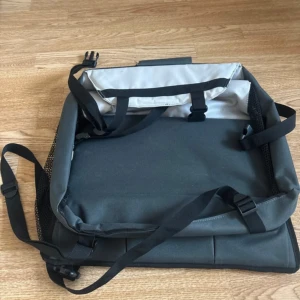 Bilstol till hund  - Använd en gång, tror alla delar finns det ser ut som det. Man sätter fast den i sätet💕