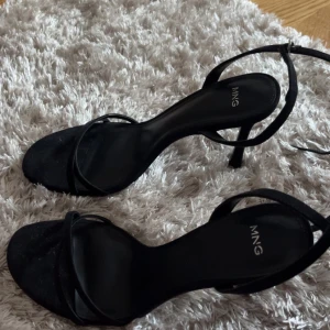 Svarta sandaler med klack - Zalando💕 - säljer ett par söta klackar från Zalando i storlek 38💕 de är i superbra skick , har endast använt en gång!!🤍 de sitter snyggt på & är superfina😊 de har lite märken av användning på baksidan av skon men de är inget man märker till <3