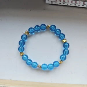 Blått Armband Med Guldstjärnor - Blått Armband Med Guldstjärnor, fint skick, lågt pris för att jag behöver rensa (: