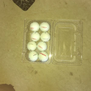 Titlets mix  8 pack - Bilderna visar golfbollar av olika märken och modeller, bland annat TruFeel och DT TruSoft. Det finns ingen bok på bilderna, utan endast sportutrustning för golf. Ingen information om författare eller titel kan utläsas. Skriv om ni vill köpa mer än bara åtta bollar