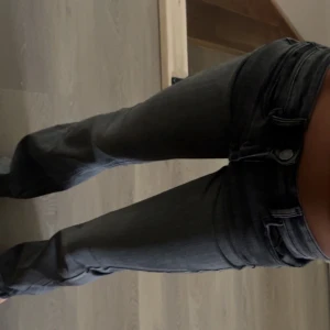 grå jeans  - Fina mörkgrå jeans som är lågmidjade och bootcut!🩷storlek S 