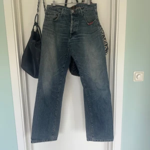Levi's 501 blå jeans straight fit - Klassiska Levi's 501 jeanst i blå tvätt med raka ben och normal passform. Jeansen har en bakficka och är jätte sköna!!💕💕