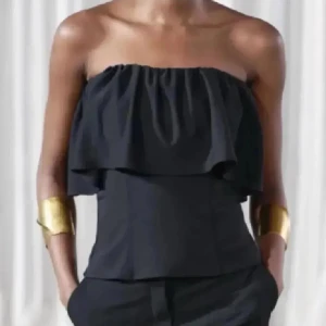 Svart bandeau tubtopp med volang - Snygg svart bandeau topp från zara💕