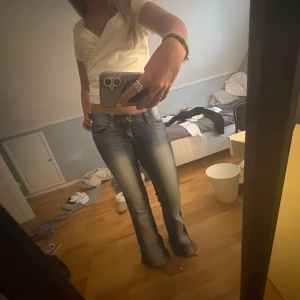 weekday bootcut jeans - Slutsålda marinblå jeans från weekday i modellen booty bei i storlek 28/32  bara används få gånger. skviv vid frågor ellr fler bilder, tryck gärna på köp direkt😛💕