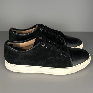 Lanvin Svarta - Modell: Lanvin | Skick: 8/10 | Storlek: UK 8 | Pris: 2399 | Tillbehör: Inget | Fler frågor? Hör av dig isåfall!