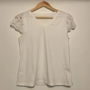 Vit blus  - Super snygg vit T-shirt/blus med spets på kanten!🫧