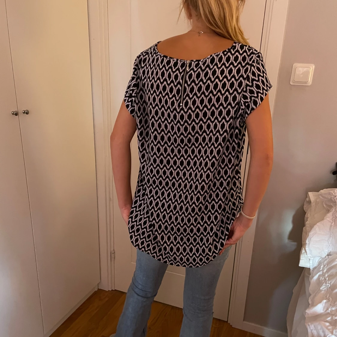 Tunn svart/vit blus! - 1