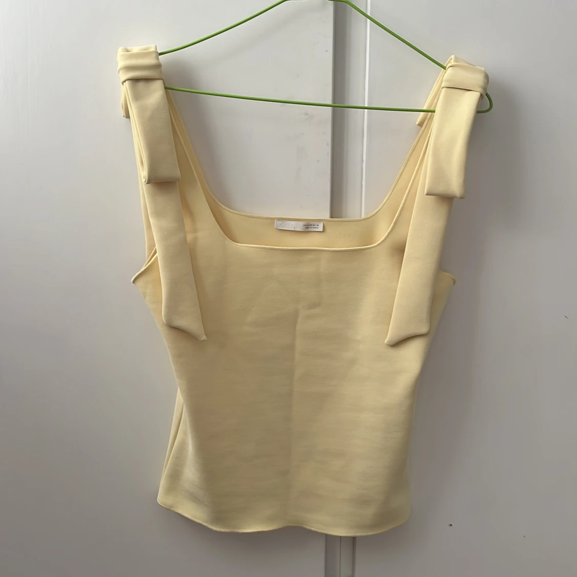 Gul linnetopp med knyt från Zara - 3