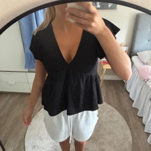 Svart omlottblus från Gina Tricot - Super snygg topp som passar både till fest och vardag!🖤