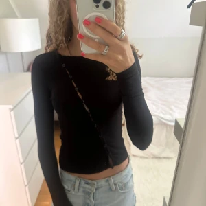 Svart långärmad topp - Så snygg topp med knappar ifrån new Yorker🥰🥰använd fem gånger, så fint skick💕