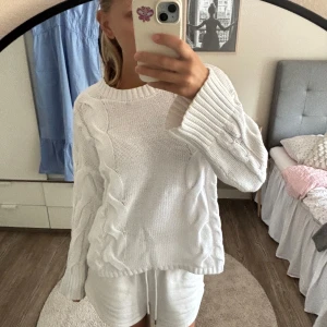 Vit stickad kabeltröja med grova ärmar från lager 157 - Mysig och somrig stickad tröja från lager 157🤍är lite större i storleken då den passar mig som har S vanligtvis!