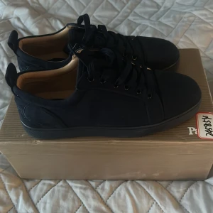 Christan Louboutin mörkblå - Christan Louboutin mörkblå, storlek 38