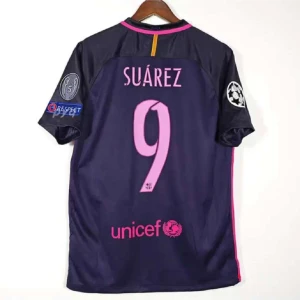 FC Barcelona Suarez fotbollströja - Snygg FC Barcelona fotbollströja med Suarez och nummer 9 på ryggen. Tröjan är mörkblå med rosa detaljer och tryck, kortärmad och har Champions League-patchar på ärmarna. Perfekt för dig som älskar fotboll och vill sticka ut på planen.