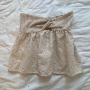 Beige topp - Supersöt beige topp utan axelband. Toppen är från SHEIN och är i storleken XS.