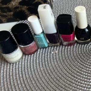 Färgglada nagellack i olika nyanser - Säljer ett gäng nagellack i olika färger: vitt, rosa, turkos, lila, ceriserosa, svart, gult, grönt glitter, silver och transparent. Märken som H&M,isadora Viva la Diva, Nordic Cap och W7. Perfekt för dig som vill mixa och matcha färger på naglarna. Flera flaskor med olika former och lock. Vissa av dem är aldrig använda 🤗alla för 130kr