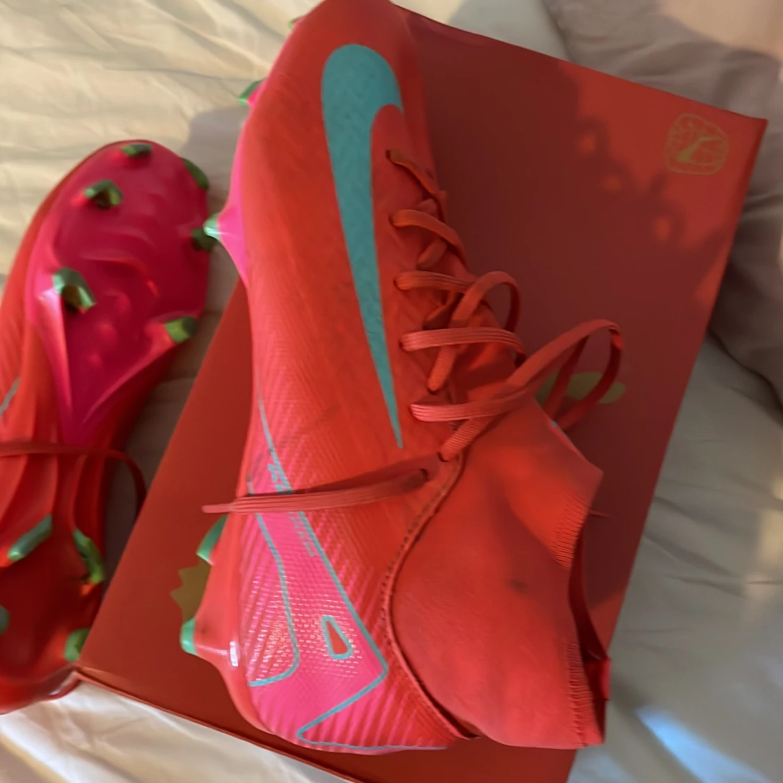 Röda Nike fotbollsskor med turkos swoosh - 4