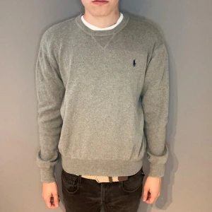 Polo Ralph Lauren tröja  - Polo Ralph Lauren tröja | storlek s | skick 10/10 tröjan ser ut att ha fläck på högra axel men de är skuga  | fraktar via PostNord eller Instabox på köparens bekostnad | hör av dig vid funderingar 