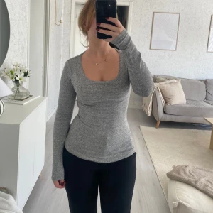 Grå ribbad långärmad tröja H&M - Slimmad grå långärmad tröja från H&M.