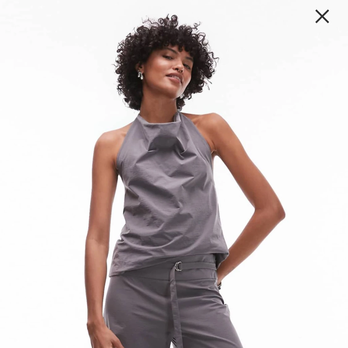 Grå wide byxor med bälte och tillhörande topp