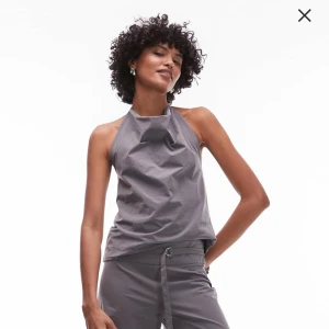 Grå wide byxor med bälte och tillhörande topp  - Snyggt grått sett ifrån asos. Använd 1 gång. Nypris 900 kr. 