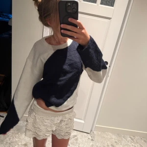 Blåvit stickad tröja med mönster - Jättesöt stickad tröja ifrån Gina tricot perfekt inför hösten och vintern❤️ storlek 152 i jättebra skick