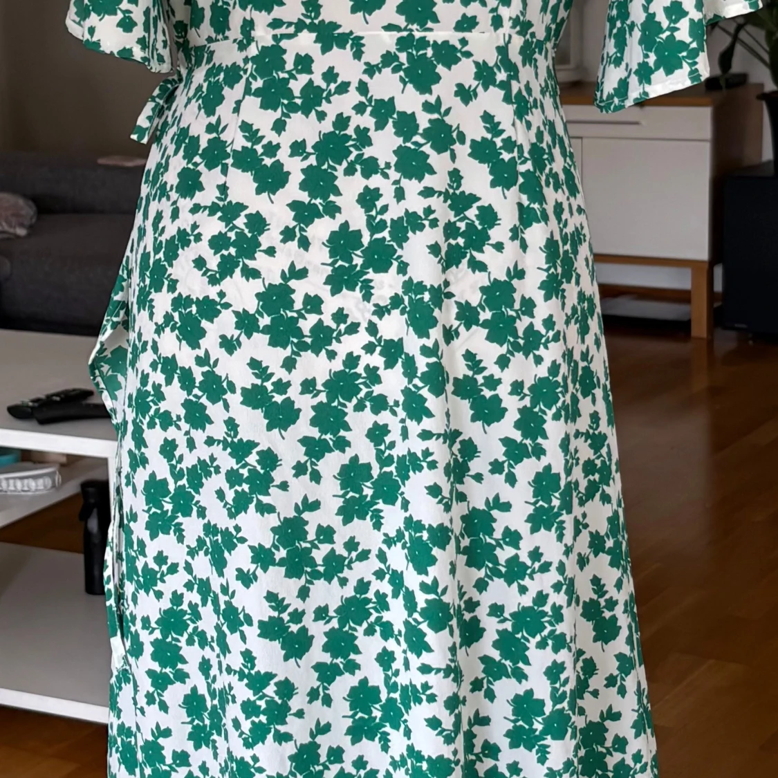 Grönvit blommig omlottklänning S