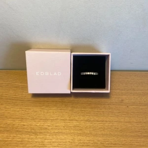Edblad 925 silver ring  - Superfin silverring från Edblad stämplad ”925” och är därmed äkta silver. Den har superfina stenar runt om kring. Står inte vilken storlek det är men skulle gissa att den är 18,50 mm. Har några skråmor på ringen men inget större eller märkvärdigt. Hör av er vid frågor! Asken på bilden medföljer ej!💕💕