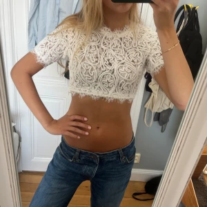 Vit spetsig croppad topp  - Så cool vit croppad topp från Forever 21 med korta ärmar och snyggt spetsmönster. Tryck gärna på köp nu så fraktar jag fort!!🩷