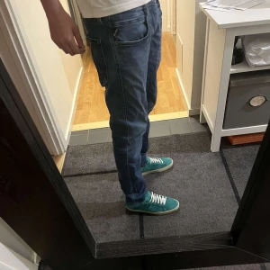 Replay jeans - Tja! Säljer dessa skitsnygga replay hyperflex jeansen. Storlek 33 waist/ 30 length. Har du några frågor är det bara höra av dig!