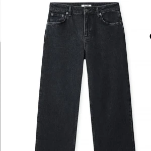 Svarta raka jeans från NA-KD - Snygga svarta jeans från NA-KD med rak passform och klassisk femficksdesign. Jeansen har låg midja och är tillverkade i ett robust denimtyg som ger en stilren och tidlös look. Perfekta att matcha med sneakers eller boots.