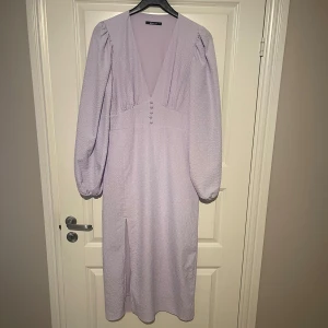 Adoore liknande klänning från Gina tricot - Jättefin lila klänning från Gina tricot, liknar adoore klänning💜