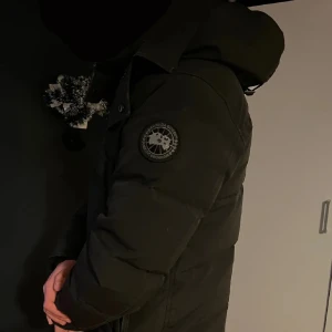 Canada goose black label  - Äkta, storlek M nypris 16 000 säljer den för 4000 då den är i använd skick och kommer inte till användning mer. 