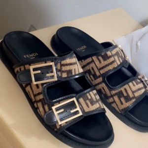 Fendi sandaler med FF-mönster och spännen - Använd en gång, köpt i sommras utomlands