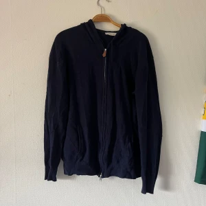 Merinoull Hoodie från sayless - Säljer en hoodie från Sayless. Matrialet är merinoull perfekt till hösten. Sitter mer som en M än L. Använd ett par gånger har inga defekter. Ordinarie pris 899kr vårt pris 649kr. Priset ej skrivet i sten.