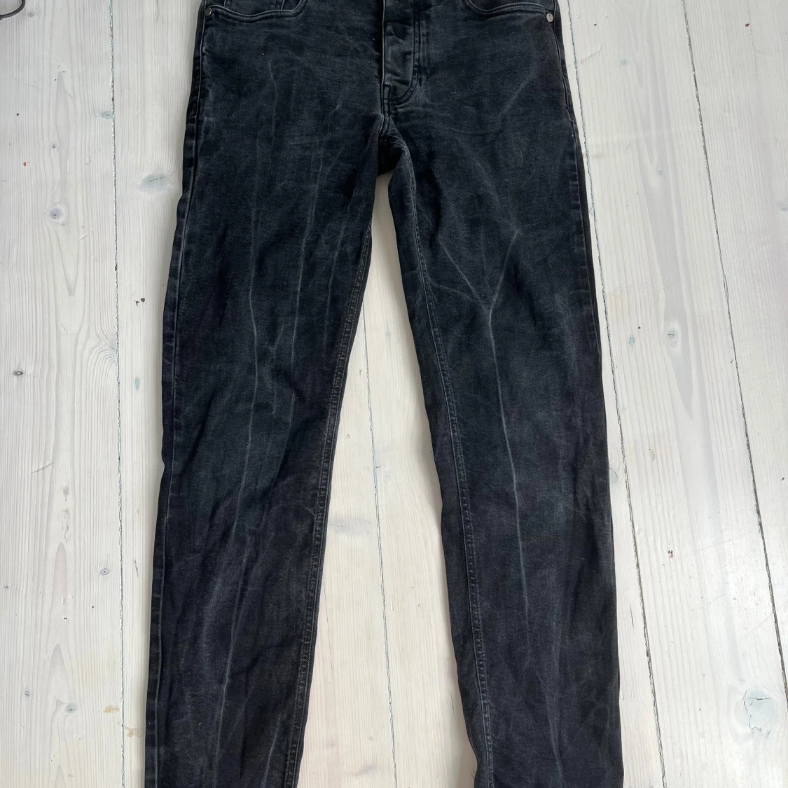 Svarta jeans från The Blue Uniform