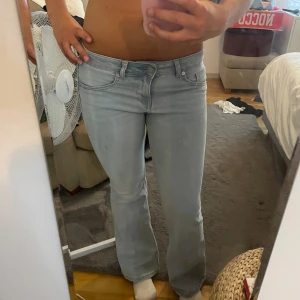 Ljusblå jeans - Lågmidjade bootcut jeans som jag inte använder. Har en liten liten fläck på första bilden som man knappt märker. Storlek 36. Skriv vid intresse!🥰