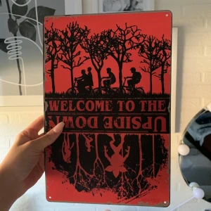 Stranger things skylt - Är helt ny. Man kan fästa den på väggen om man vill eller bara ha den på hyllan. ❤️