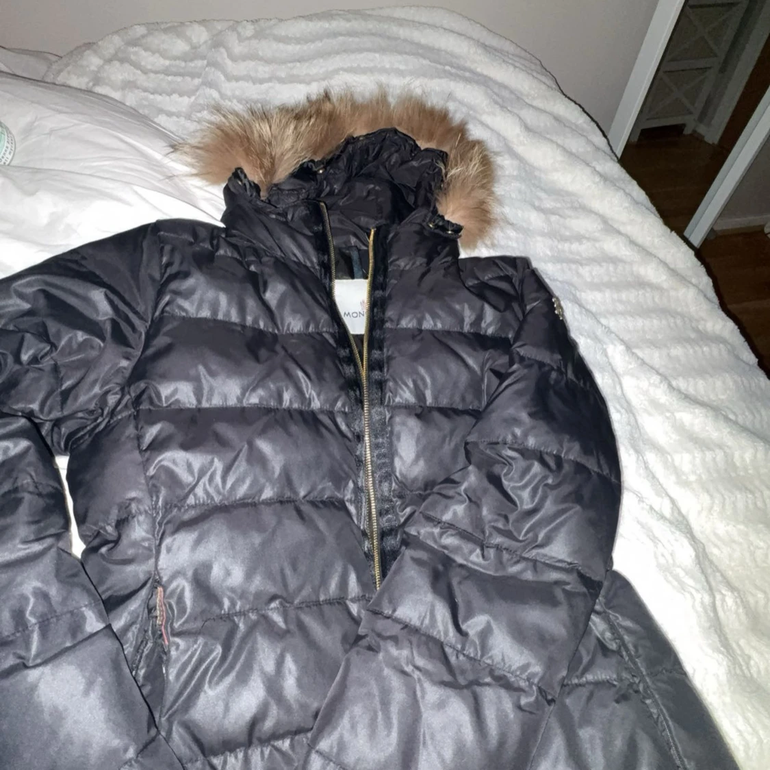 Svart dunjacka med päls från Moncler - 2