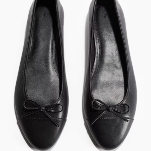 Ballerinaskor  - Säljer dessa ballerinaskor från H&M i storlek 36 som kommit till användning endast en gång!