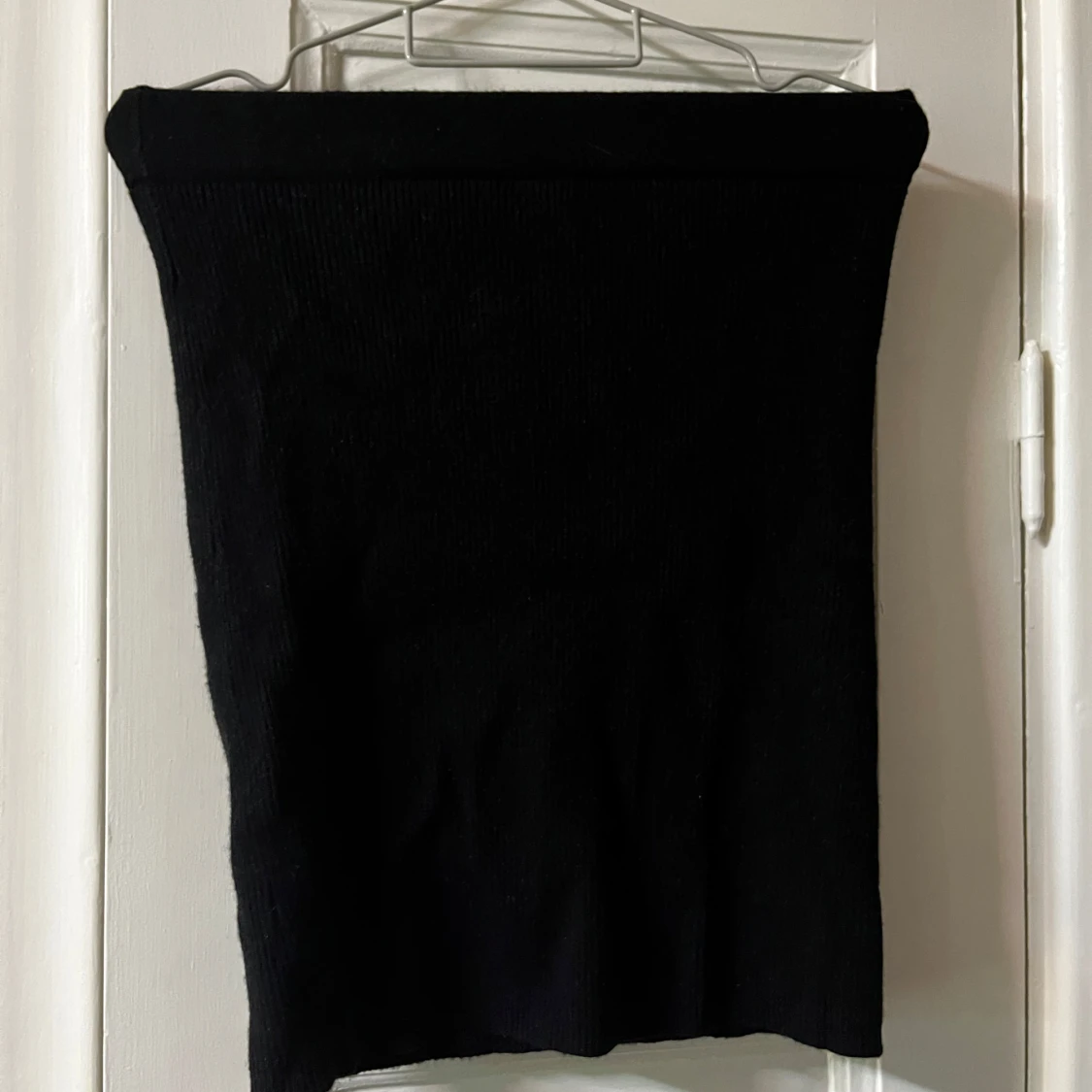 Svart stickad kjol från Amisu(kan användas som en tubtopp om det så önskas) - 2