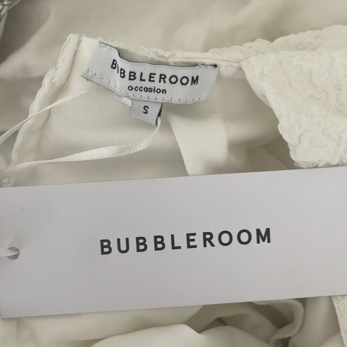 Vit kort klänning med rosett från Bubbleroom - 2