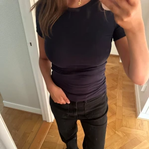 Mörkblå t-shirt från Intimissimi - Superskön mörkblå t-shirt från Intimissimi i mjuk Supima-bomull. Modellen är figurnära med rund hals och korta ärmar. Aldrig använd!