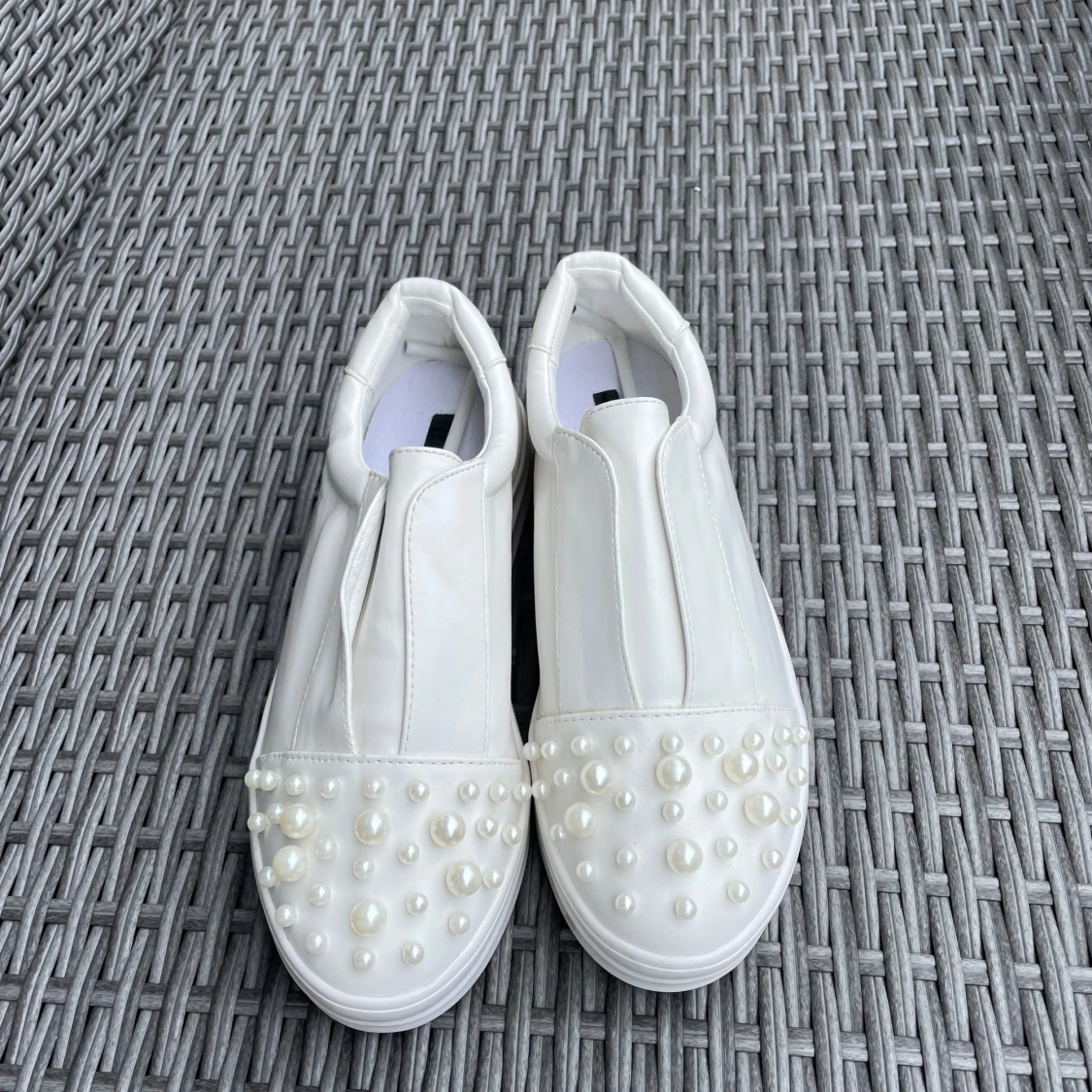 Vita sneakers med pärldetaljer Lost Ink - 1