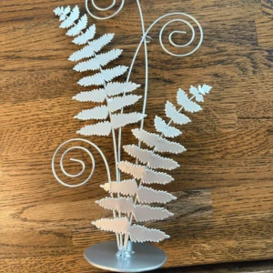 PartyLite silverfärgad metallställning - Snygg och stilren hållare i silverfärgad metall från PartyLite, formad som ormbunksblad med coola detaljer och snirkliga former. Perfekt som dekoration eller för att hålla doftpinnar. Kommer i originalförpackning.