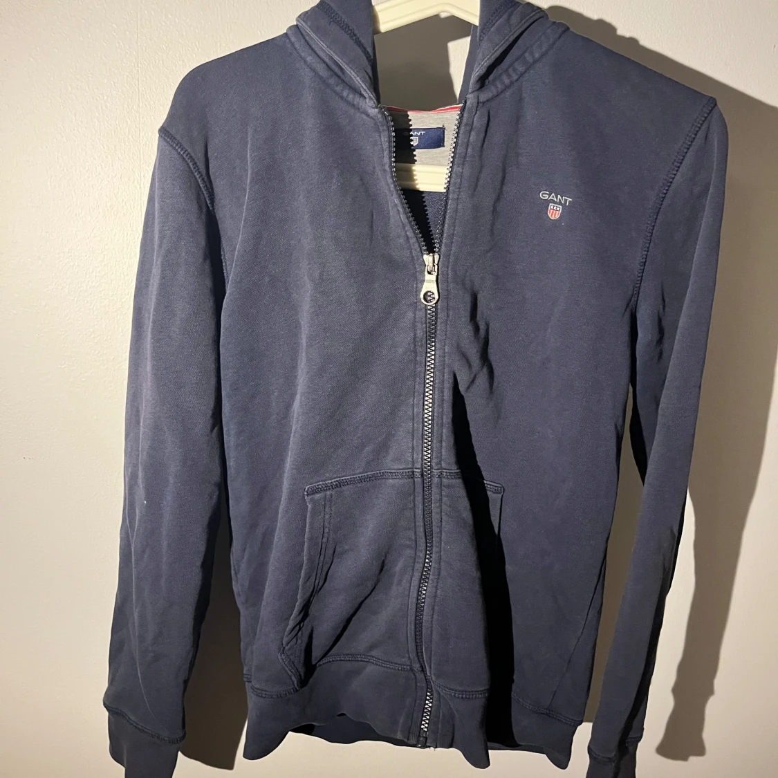 Mörkblå hoodie från GANT med dragkedja