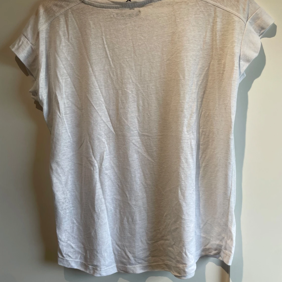 Vit t-shirt med ficka från 157 - 1